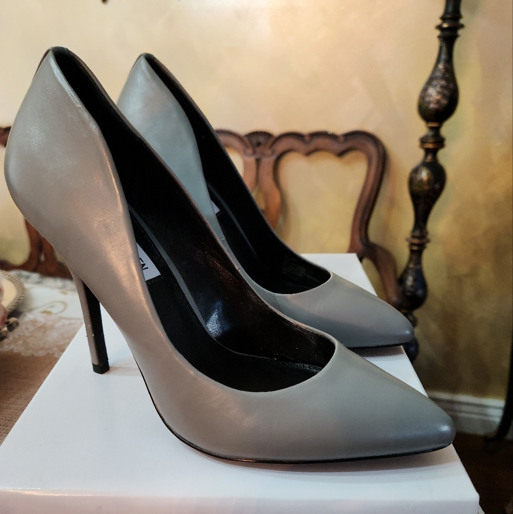 Steve Madden Galleryy Grey leather pumps